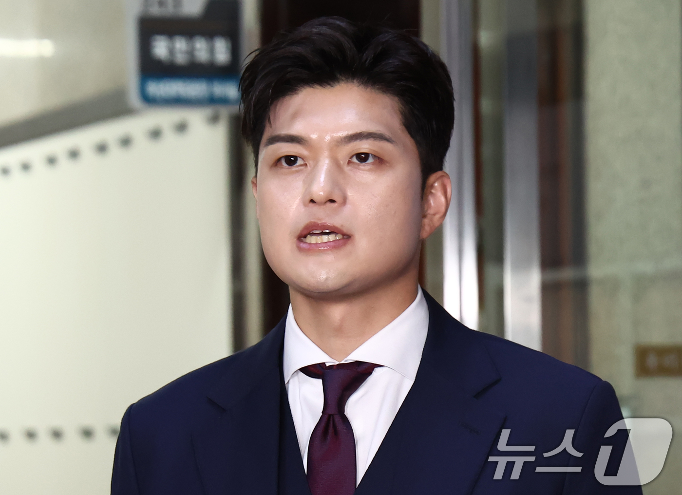 (서울=뉴스1) 김민지 기자 = 김용태 국민의힘 비상대책위원장이 신임 원내대표 선출을 앞둔 16일 오전 서울 여의도 국회에서 현안 관련 브리핑을 하고 있다. 2025.6.16/뉴스 …