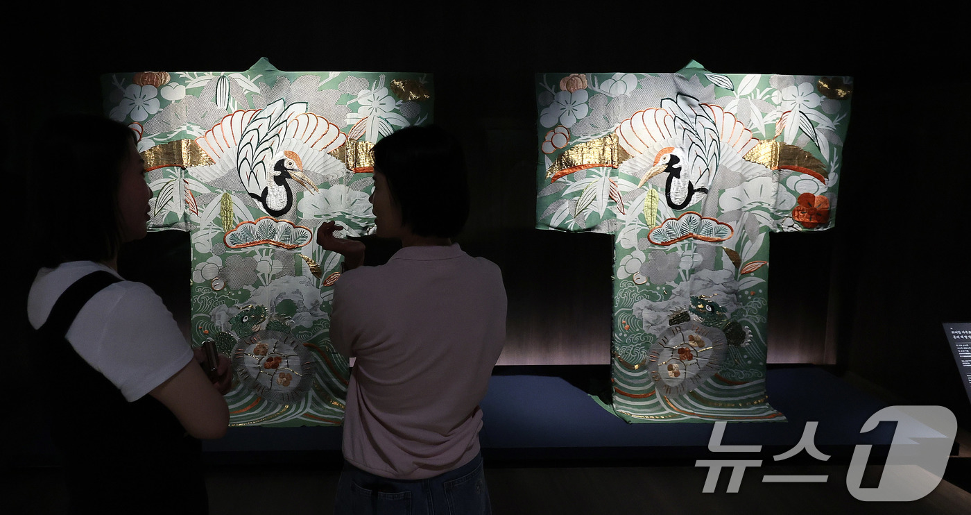 (서울=뉴스1) 박지혜 기자 = 16일 서울 용산구 국립중앙박물관 상설전시관에서 열린 한일 국교 정상화 60주년 기념 특별전 '일본미술, 네 가지 시선' 언론공개회에서 참석자가 전 …