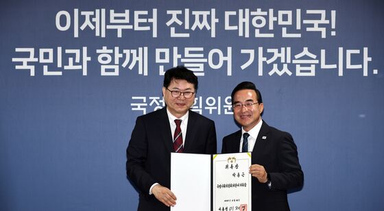 박홍근 의원에게 위촉장 수여하는 이한주 위원장