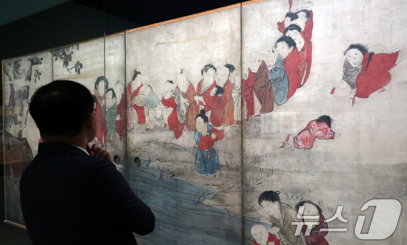 (서울=뉴스1) 박지혜 기자 = 16일 서울 용산구 국립중앙박물관 상설전시관에서 열린 한일 국교 정상화 60주년 기념 특별전 '일본미술, 네 가지 시선' 언론공개회에서 참석자가 전 …