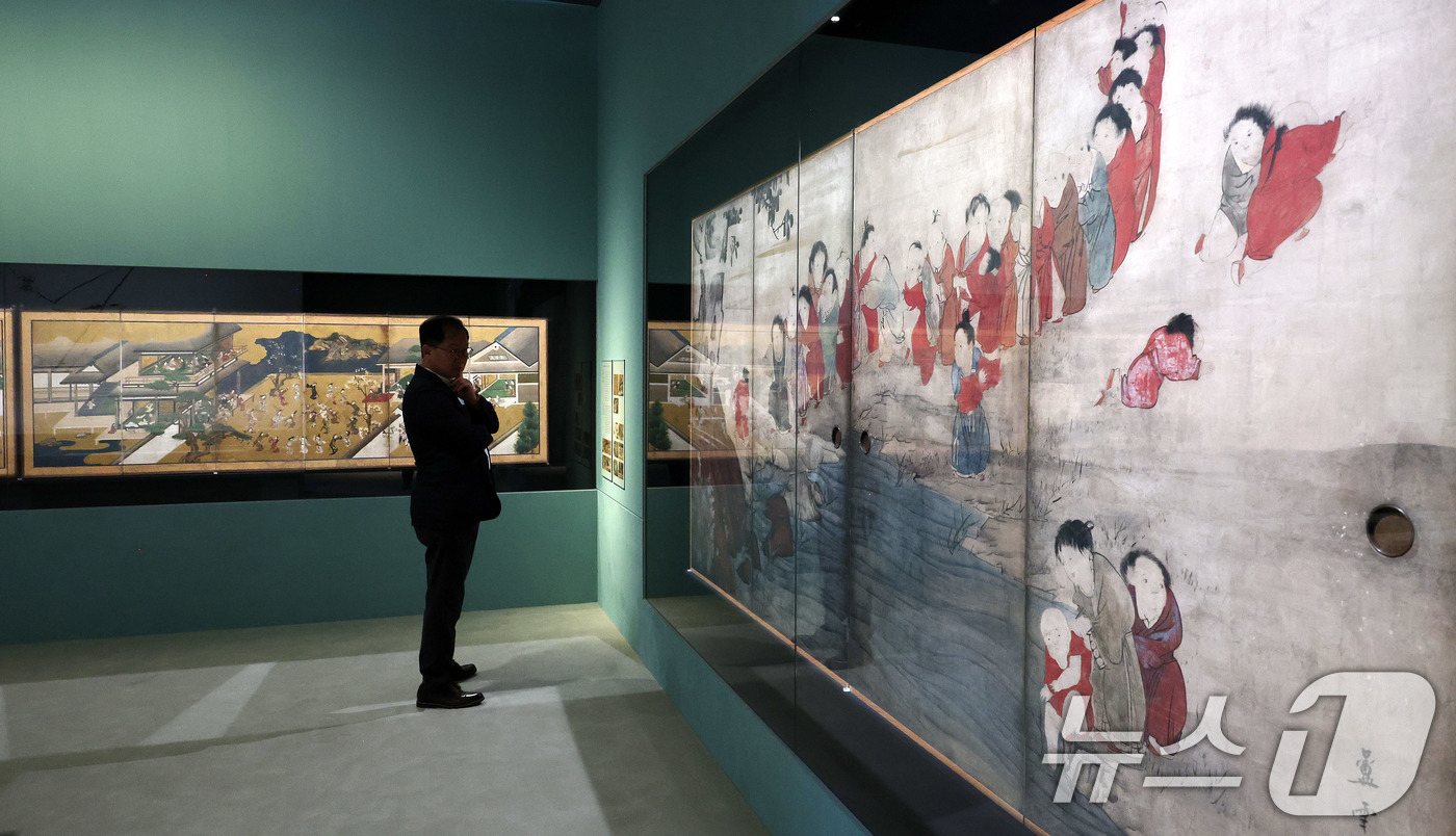 (서울=뉴스1) 박지혜 기자 = 16일 서울 용산구 국립중앙박물관 상설전시관에서 열린 한일 국교 정상화 60주년 기념 특별전 '일본미술, 네 가지 시선' 언론공개회에서 참석자가 전 …