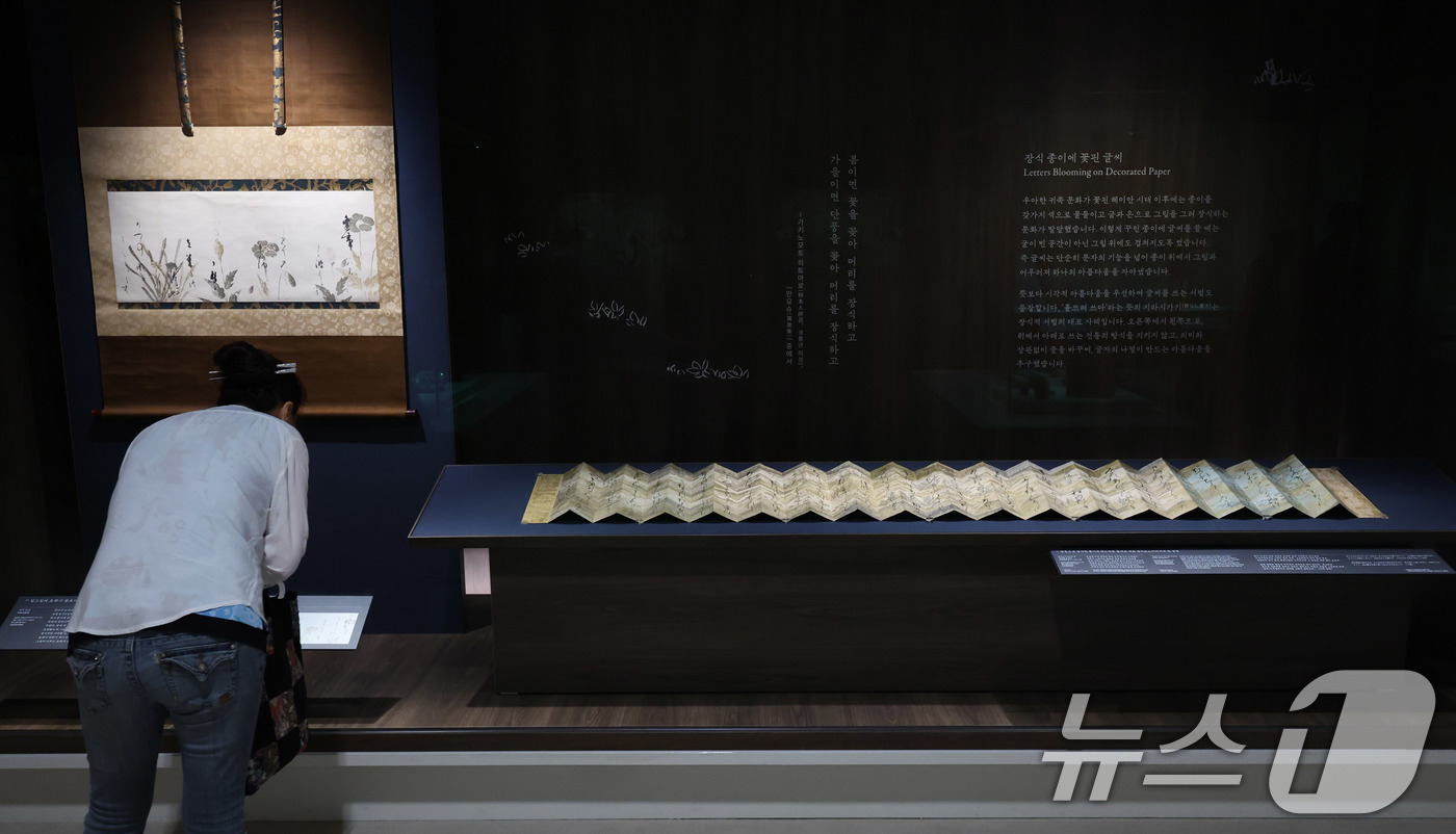 (서울=뉴스1) 박지혜 기자 = 16일 서울 용산구 국립중앙박물관 상설전시관에서 열린 한일 국교 정상화 60주년 기념 특별전 '일본미술, 네 가지 시선' 언론공개회에서 참석자가 전 …