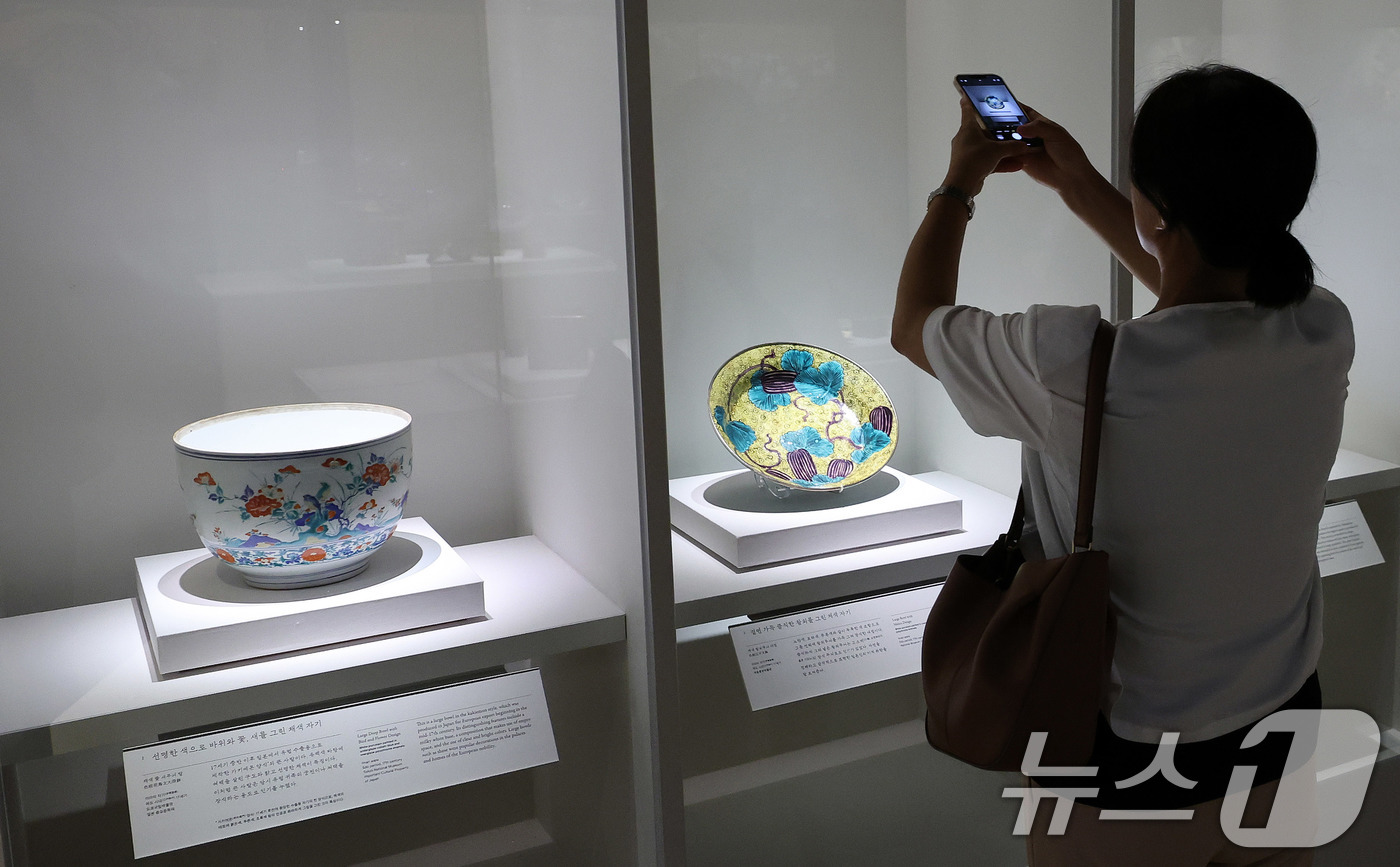 (서울=뉴스1) 박지혜 기자 = 16일 서울 용산구 국립중앙박물관 상설전시관에서 열린 한일 국교 정상화 60주년 기념 특별전 '일본미술, 네 가지 시선' 언론공개회에서 참석자가 전 …