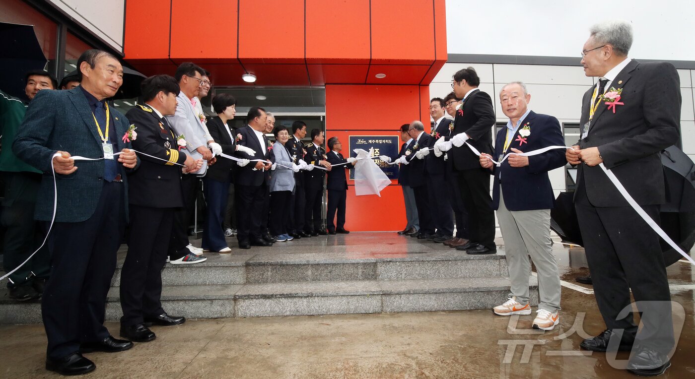 본문 이미지 - 16일 오전 제주국제공항에서 제주 응급의료 전용헬기(닥터헬기) 격납고 현판 제막식이 열리고 있다. 2025.6.16/뉴스1 ⓒ News1 오미란 기자