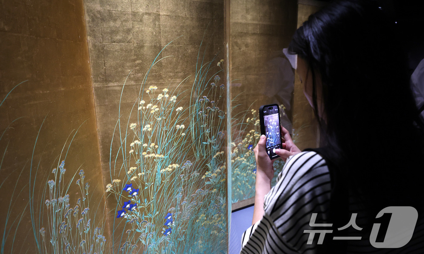 (서울=뉴스1) 박지혜 기자 = 16일 서울 용산구 국립중앙박물관 상설전시관에서 열린 한일 국교 정상화 60주년 기념 특별전 '일본미술, 네 가지 시선' 언론공개회에서 참석자가 전 …