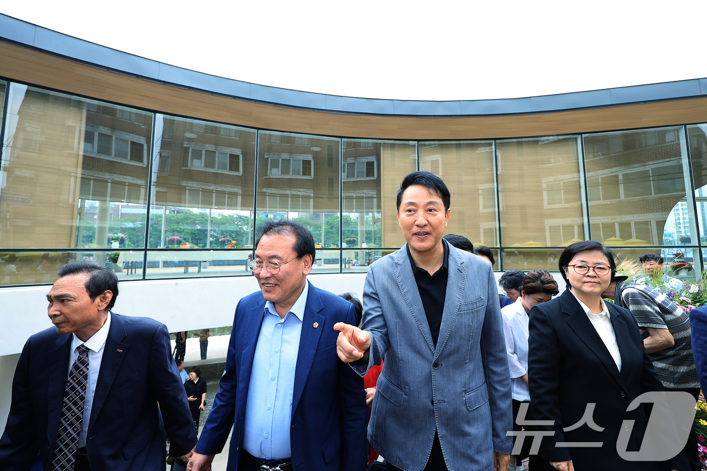 (서울=뉴스1) 박정호 기자 = 오세훈 서울시장이 16일 오전 서울 강북구 수유동 우이천에서 열린 수변활력거점 조성사업 개장식에 참석해 이순희 강북구청장과 함께 거점 테라스 등 시 …