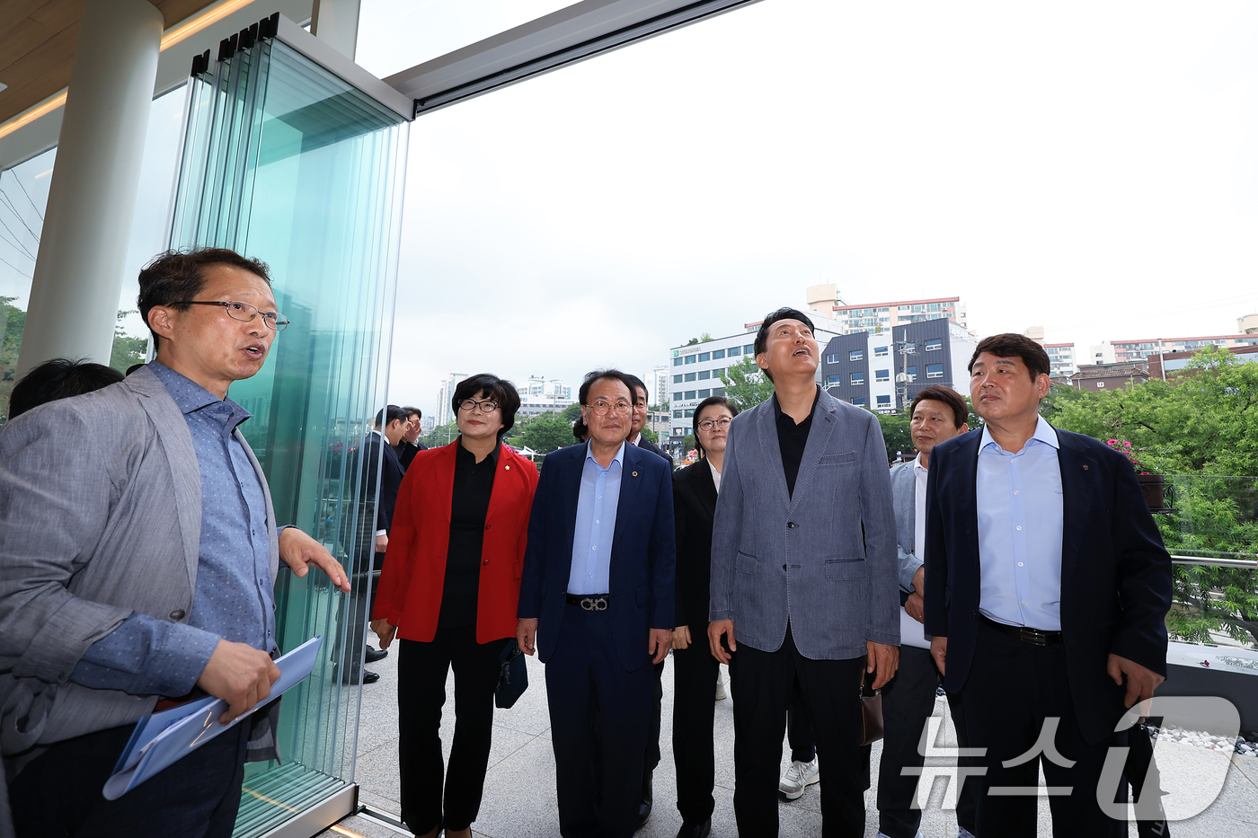 (서울=뉴스1) 박정호 기자 = 오세훈 서울시장이 16일 오전 서울 강북구 수유동 우이천에서 열린 수변활력거점 조성사업 개장식에 참석해 이순희 강북구청장과 함께 거점 테라스 등 시 …