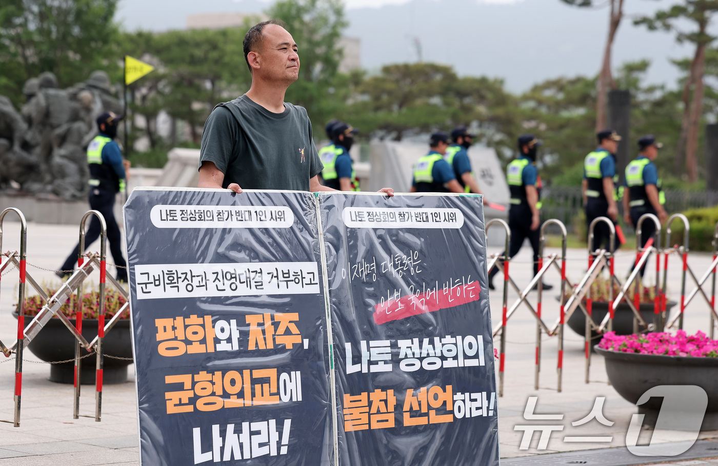 (서울=뉴스1) 김성진 기자 = 평화와통일을여는사람들 관계자가 16일 서울 용산구 대통령실 앞에서 이재명 대통령 나토 정상회의 참가 반대 1인 시위를 하고 있다.  2025.6.1 …