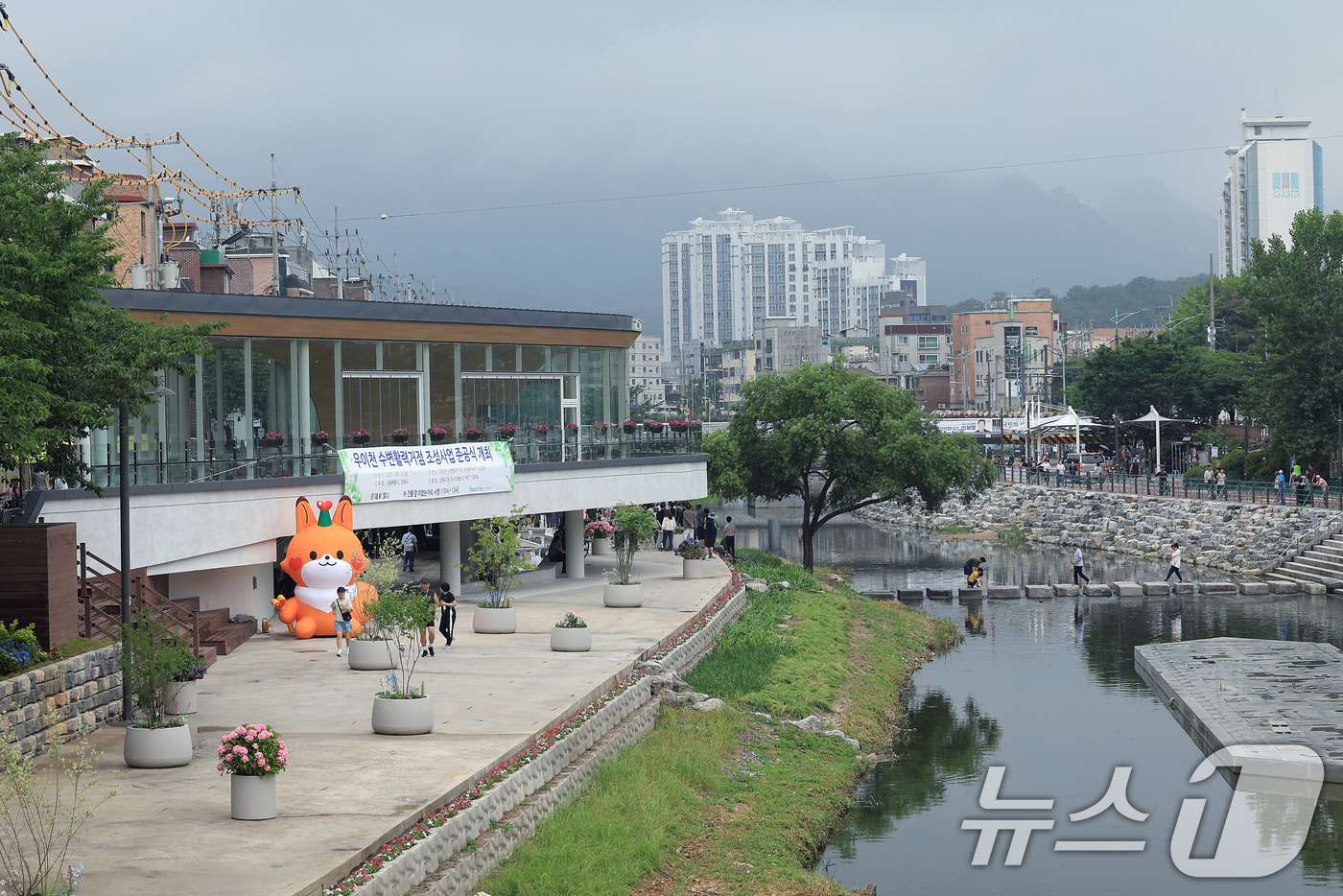 (서울=뉴스1) 박정호 기자 = 16일 오전 서울 강북구 수유동 우이천에서 수변활력거점 조성사업 개장식이 진행되고 있다.우이천 수변활력거점은 사계절 북한산을 한눈에 조망 할 수 있 …