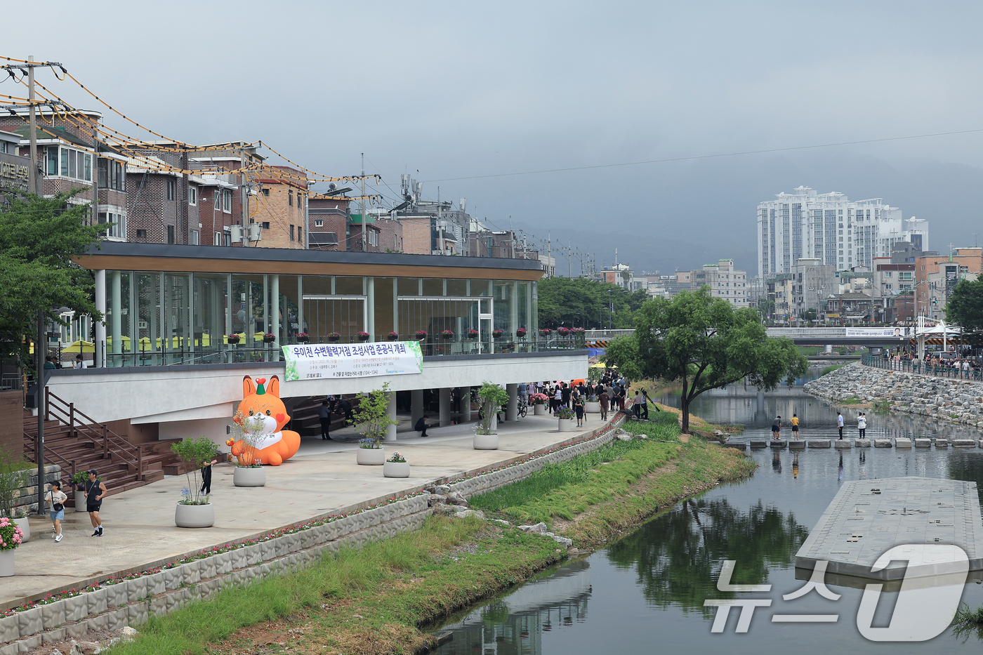 (서울=뉴스1) 박정호 기자 = 16일 오전 서울 강북구 수유동 우이천에서 수변활력거점 조성사업 개장식이 진행되고 있다.우이천 수변활력거점은 사계절 북한산을 한눈에 조망 할 수 있 …