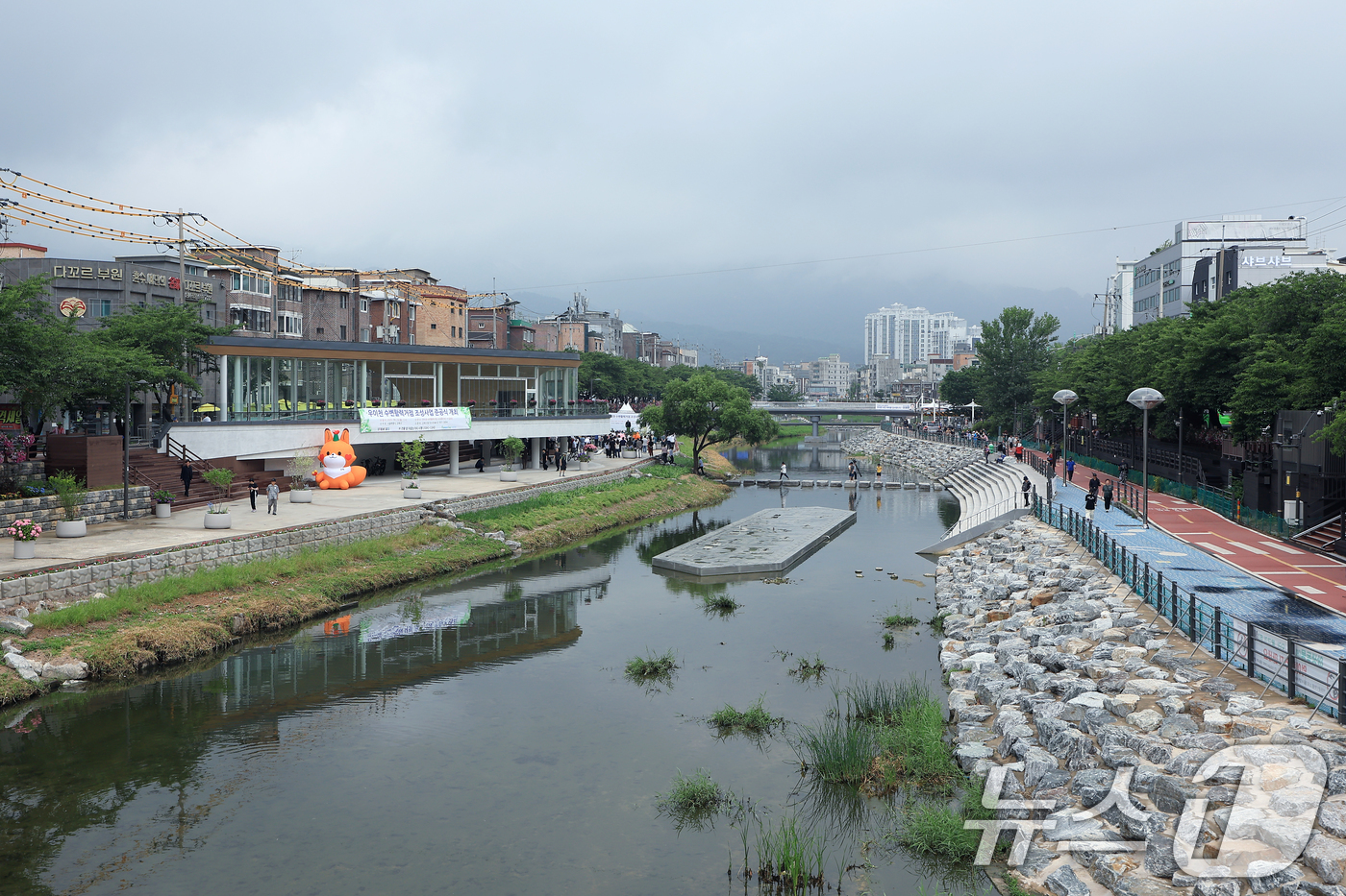 (서울=뉴스1) 박정호 기자 = 16일 오전 서울 강북구 수유동 우이천에서 수변활력거점 조성사업 개장식이 진행되고 있다.우이천 수변활력거점은 사계절 북한산을 한눈에 조망 할 수 있 …