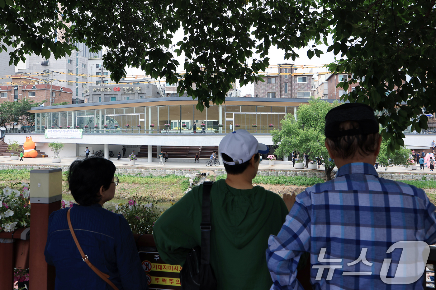 (서울=뉴스1) 박정호 기자 = 16일 오전 서울 강북구 수유동 우이천에서 수변활력거점 조성사업 개장식이 진행되고 있다.우이천 수변활력거점은 사계절 북한산을 한눈에 조망 할 수 있 …