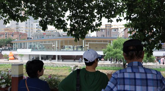 우이천 수변활력거점 바라보는 시민들