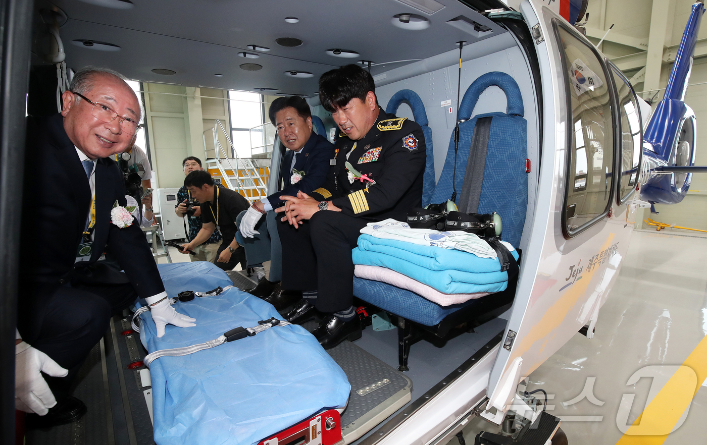 (제주=뉴스1) 오미란 기자 = 16일 오전 제주국제공항에서 열린 제주 응급의료 전용헬기(닥터헬기) 격납고 개소식에서 오영훈 제주도지사가 닥터헬기 내부를 살펴보고 있다. 2025. …