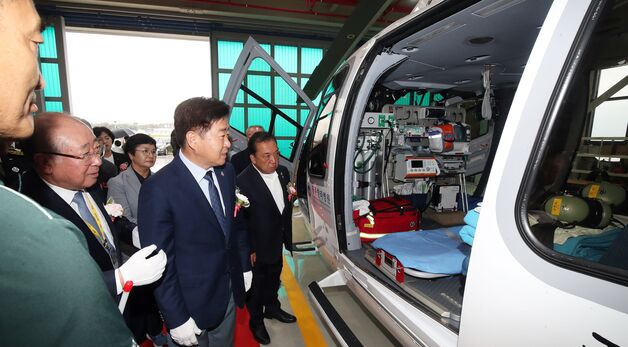 닥터헬기 살펴보는 오영훈 제주지사