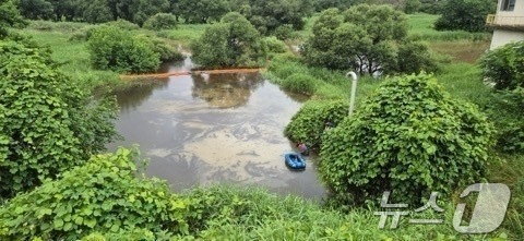 (광주=뉴스1) 최성국 기자 = 16일 광주 광산구 등에 따르면 지난 14일 광주 광산구 소촌동 금호타이어 광주공장 뒤편에서 나온 오염수가 공장과 인접한 황룡강 지류로 유출됐다고 …