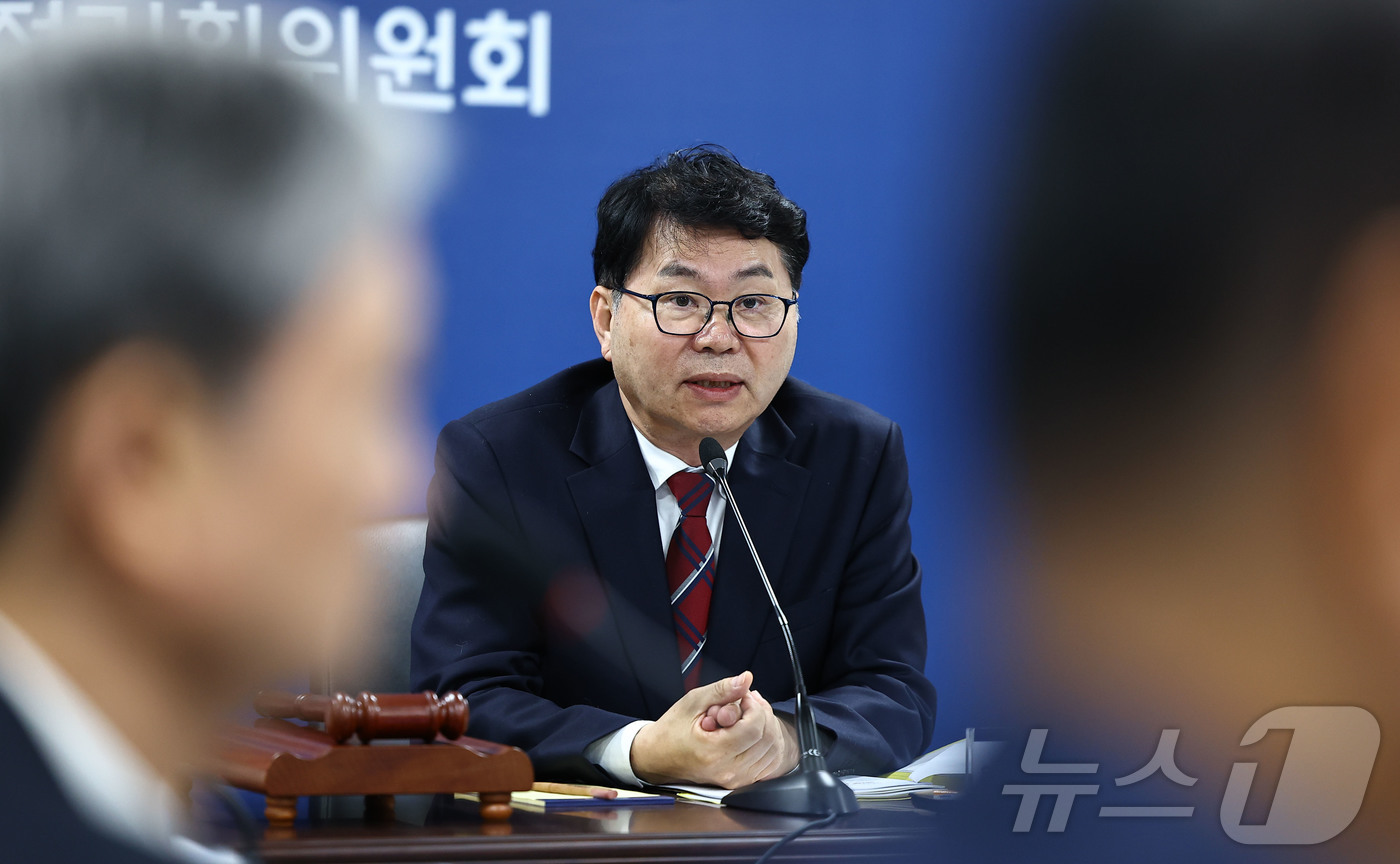 (서울=뉴스1) 신웅수 기자 = 국정기획위원회 이한주 위원장이 16일 서울 종로구 정부서울청사 창성동 별관에서 열린 국정기획위원회 제1차 전체회의에서 모두발언 하고 있다. (공동취 …