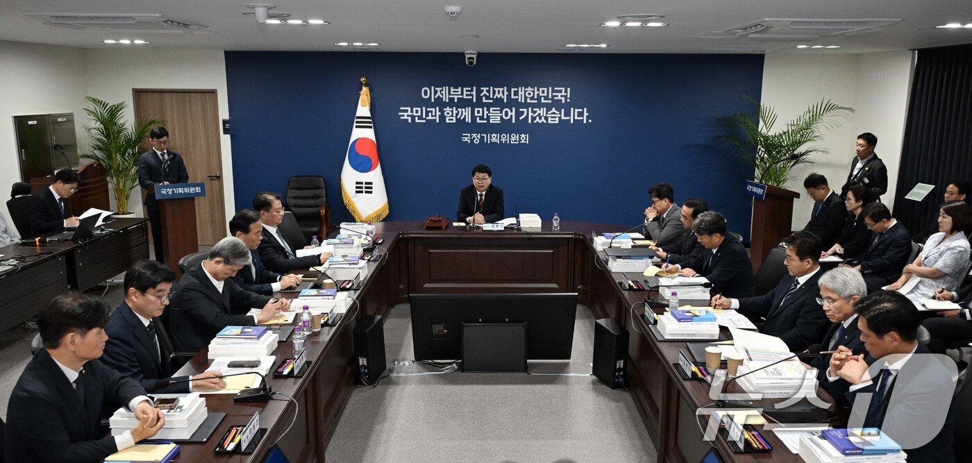 본문 이미지 - 이한주 국정기획위원회 위원장이 16일 서울 종로구 정부서울청사 창성동 별관에서 열린 1차 전체 회의에서 모두 발언하고 있다. 이날 출범한 국정기획위원회는 정부가 임기 중 추진할 국정과제의 로드맵을 제시하며 &#39;국정운영 5개년 계획&#39;을 마련할 방침이다. &#40;공동취재&#41; 2025.6.16/뉴스1 ⓒ News1 신웅수 기자