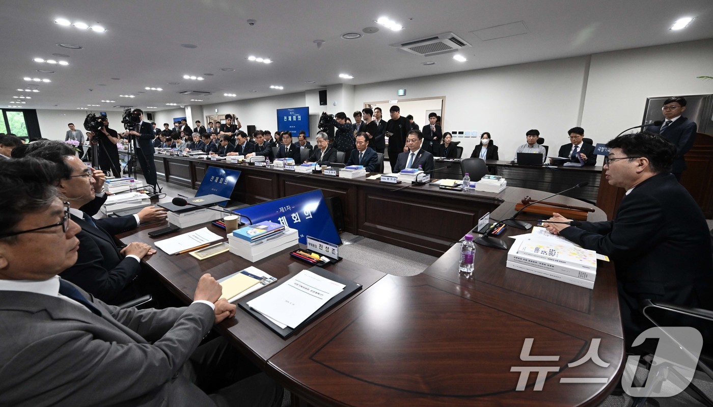 (서울=뉴스1) 신웅수 기자 = 이한주 국정기획위원회 위원장이 16일 서울 종로구 정부서울청사 창성동 별관에서 열린 1차 전체 회의에서 모두 발언하고 있다.이날 출범한 국정기획위원 …