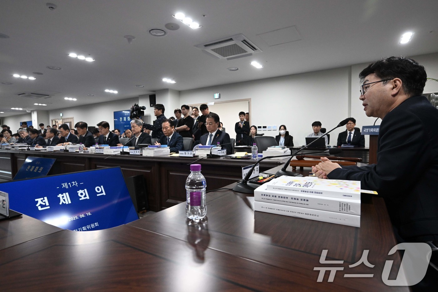 (서울=뉴스1) 신웅수 기자 = 이한주 국정기획위원회 위원장이 16일 서울 종로구 정부서울청사 창성동 별관에서 열린 1차 전체 회의에서 모두 발언하고 있다.이날 출범한 국정기획위원 …