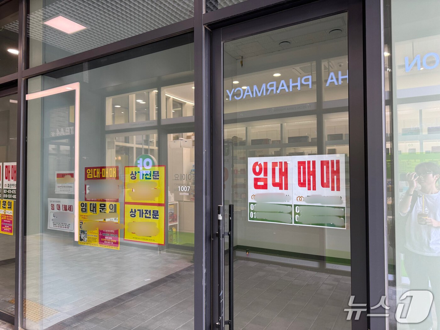 본문 이미지 - 13일 서울 강동구 둔촌동 올림픽파크포레온 상업시설 '포레온스테이션 5' 공실 점포 외부에 임대 문의 전단지들이 붙여져 있는 모습.  2025.6.13/뉴스1 ⓒ News1 윤주현 기자