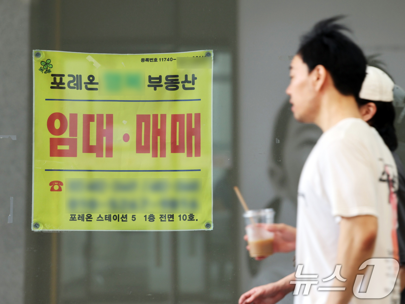 (서울=뉴스1) 황기선 기자 = 16일 서울 강동구 둔촌동 올림픽파크포레온 내 상가 상업시설 '포레온스테이션 5'에 임대 현수막이 붙어 있다.6월 현재 기준 상가 1층 입점률은 4 …