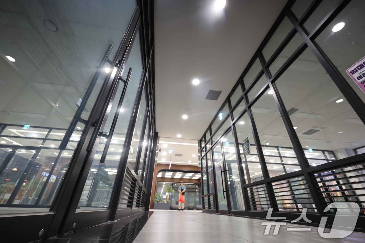 (서울=뉴스1) 황기선 기자 = 16일 서울 강동구 둔촌동 올림픽파크포레온 내 상가 상업시설 '포레온스테이션 5'가 텅 비어있다.6월 현재 기준 상가 1층 입점률은 40%에 불과하 …