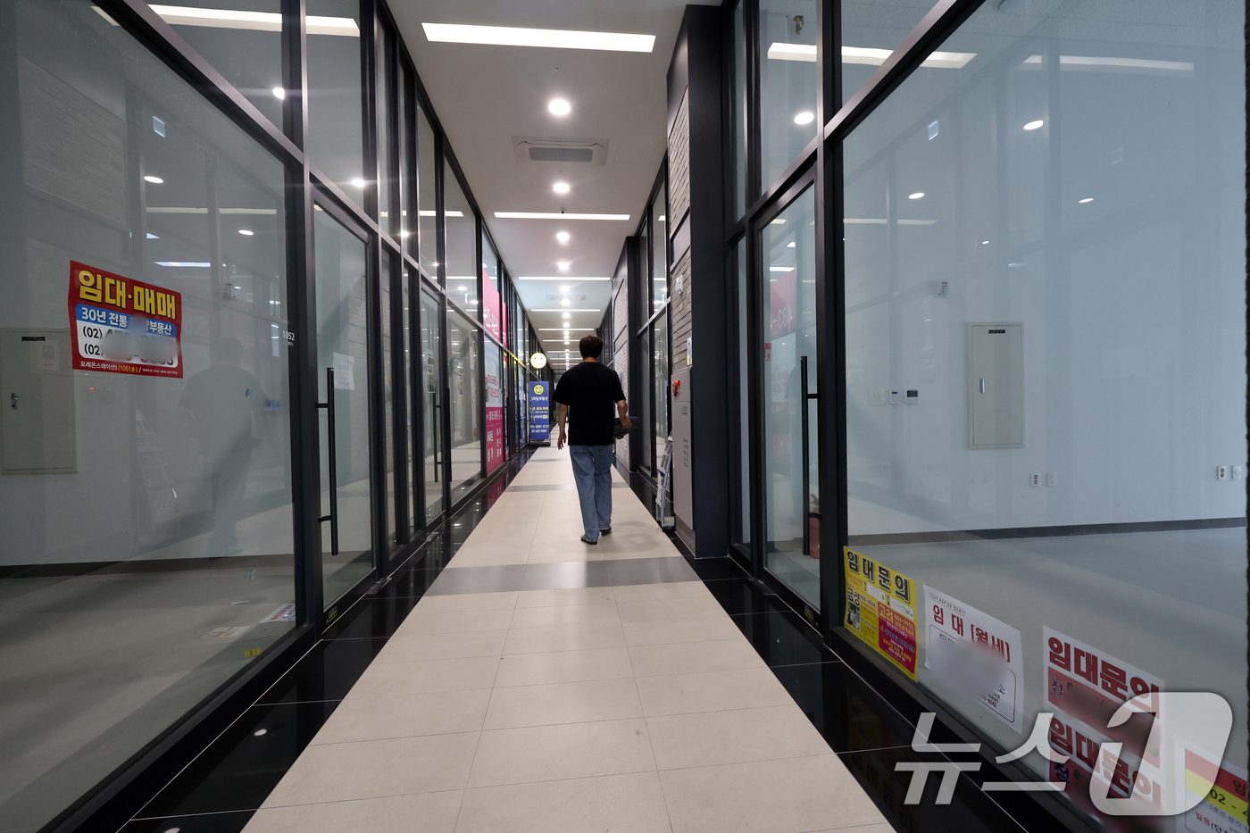 (서울=뉴스1) 황기선 기자 = 16일 서울 강동구 둔촌동 올림픽파크포레온 내 상가 상업시설 '포레온스테이션 5'가 텅 비어있다.6월 현재 기준 상가 1층 입점률은 40%에 불과하 …