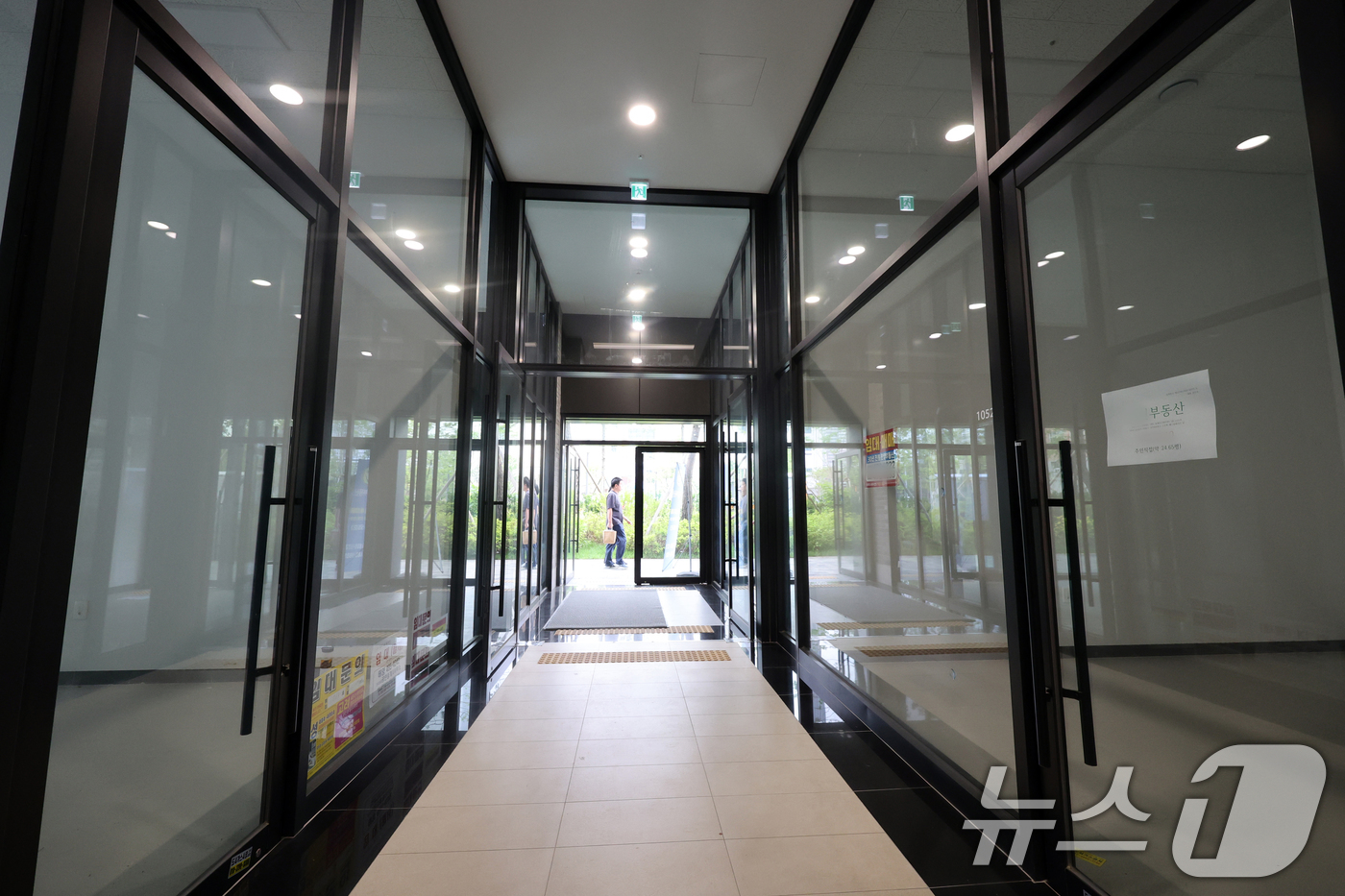 (서울=뉴스1) 황기선 기자 = 16일 서울 강동구 둔촌동 올림픽파크포레온 내 상가 상업시설 '포레온스테이션 5'가 텅 비어있다.6월 현재 기준 상가 1층 입점률은 40%에 불과하 …