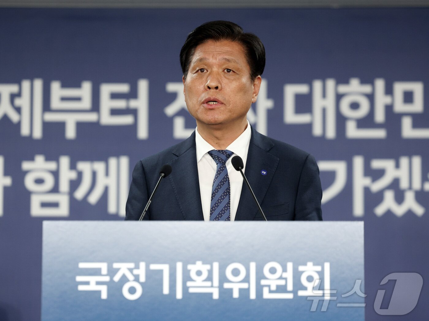 본문 이미지 - 조승래 국정기획위원회 대변인이 16일 서울 종로구 정부서울청사 창성동 별관에서 국정기획위원회 1차 전체회의 관련 브리핑을 하고 있다. &#40;공동취재&#41; 2025.6.16/뉴스1 ⓒ News1 신웅수 기자