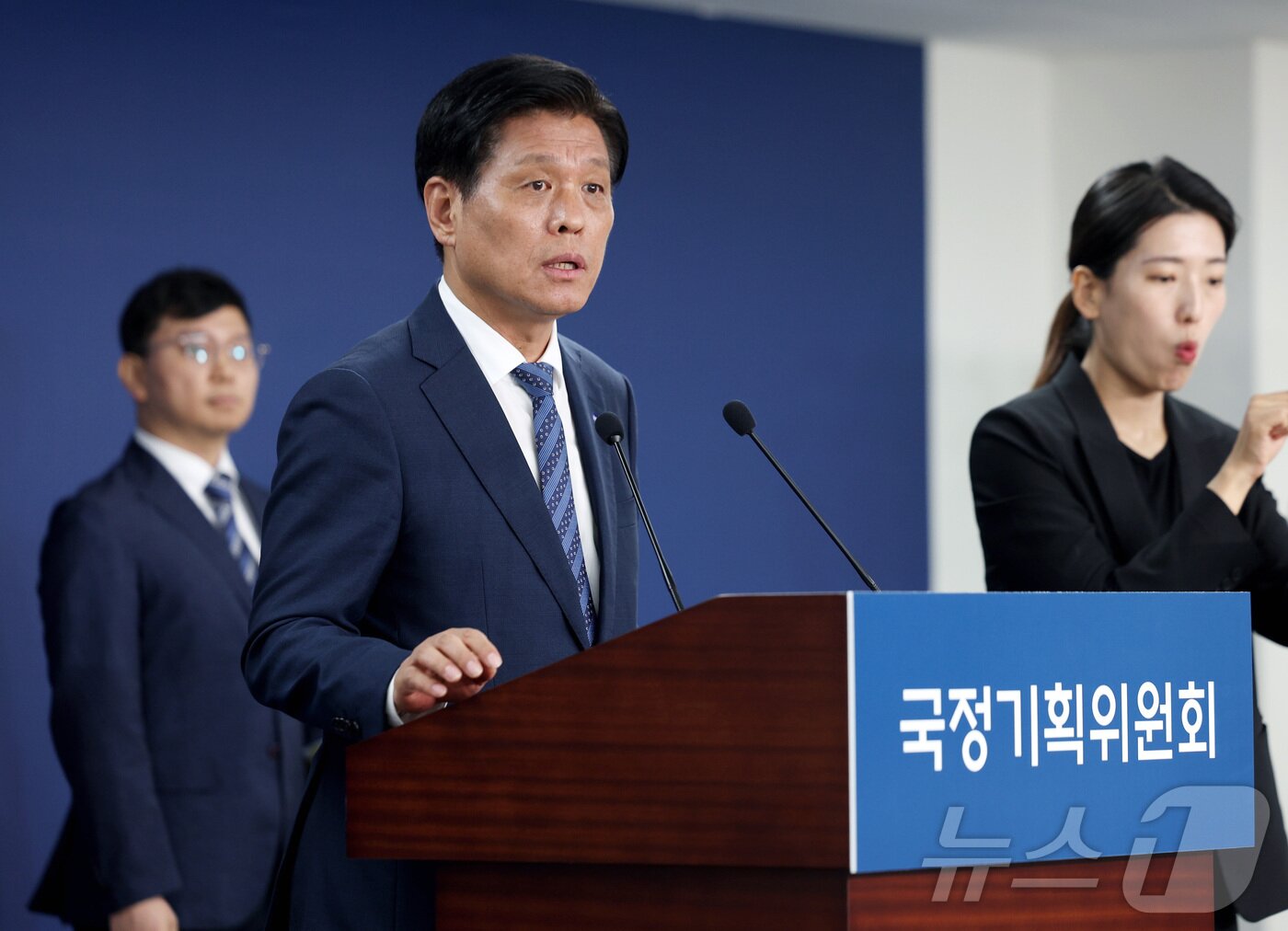 본문 이미지 - 조승래 국정기획위원회 대변인이 16일 서울 종로구 정부서울청사 창성동 별관에서 국정기획위원회 1차 전체회의 관련 브리핑을 하고 있다. &#40;공동취재&#41; 2025.6.16/뉴스1 ⓒ News1 신웅수 기자