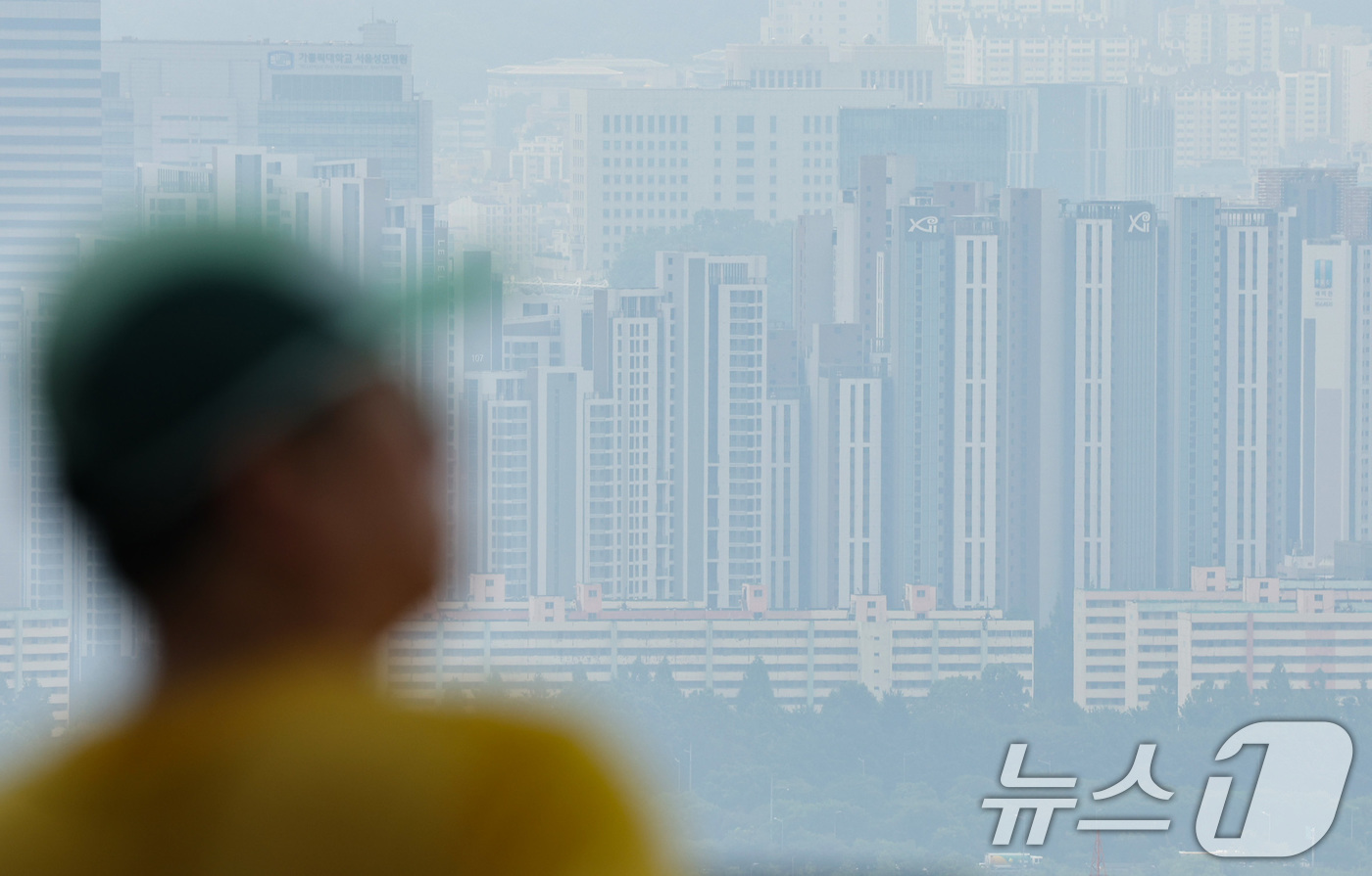 (서울=뉴스1) 신웅수 기자 = 서울 집값이 급등하자 금융당국이 전 은행 가계대출 담당자를 긴급 소집해 대출 조이기에 나선다.금융권에 따르면 16일 오후 금융감독원은 박충현 은행담 …