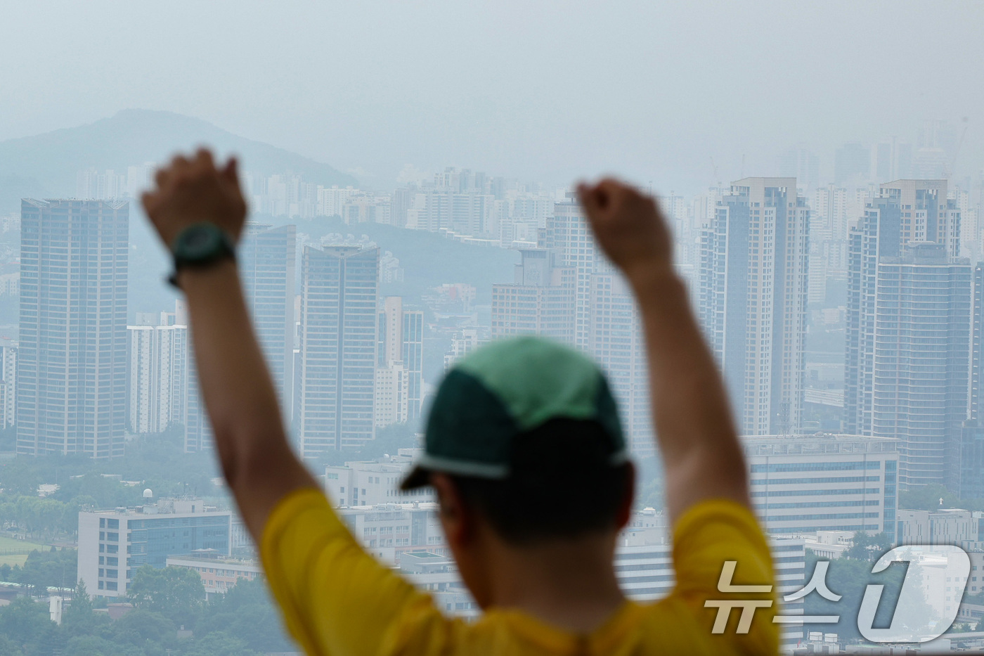 (서울=뉴스1) 신웅수 기자 = 서울 집값이 급등하자 금융당국이 전 은행 가계대출 담당자를 긴급 소집해 대출 조이기에 나선다.금융권에 따르면 16일 오후 금융감독원은 박충현 은행담 …