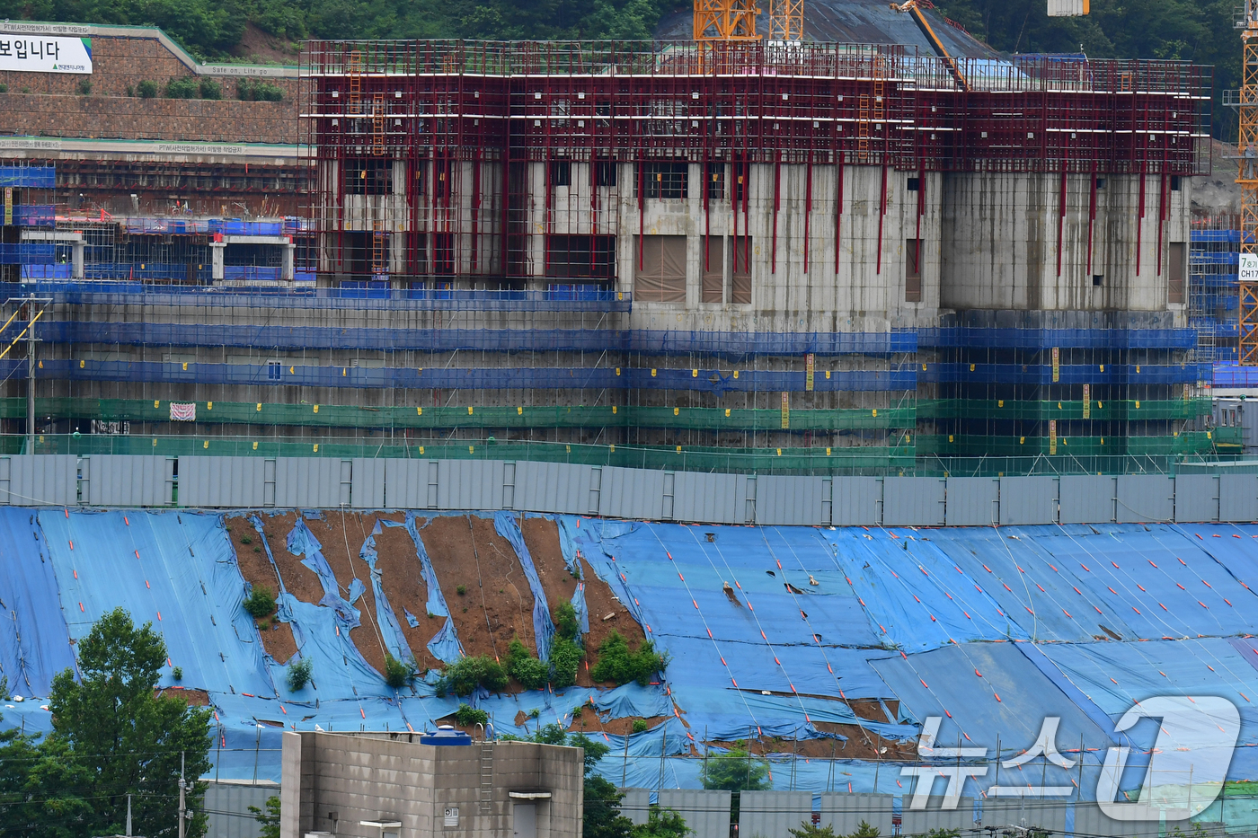 (포항=뉴스1) 최창호 기자 = 16일  경북 포항시 남구 대잠동에서 진행 중인 아파트 신축 공사현장에서 토사 누출 등을 막기 위해 설치해 놓은 방수포가 찢겨져 있다. 2025.6 …