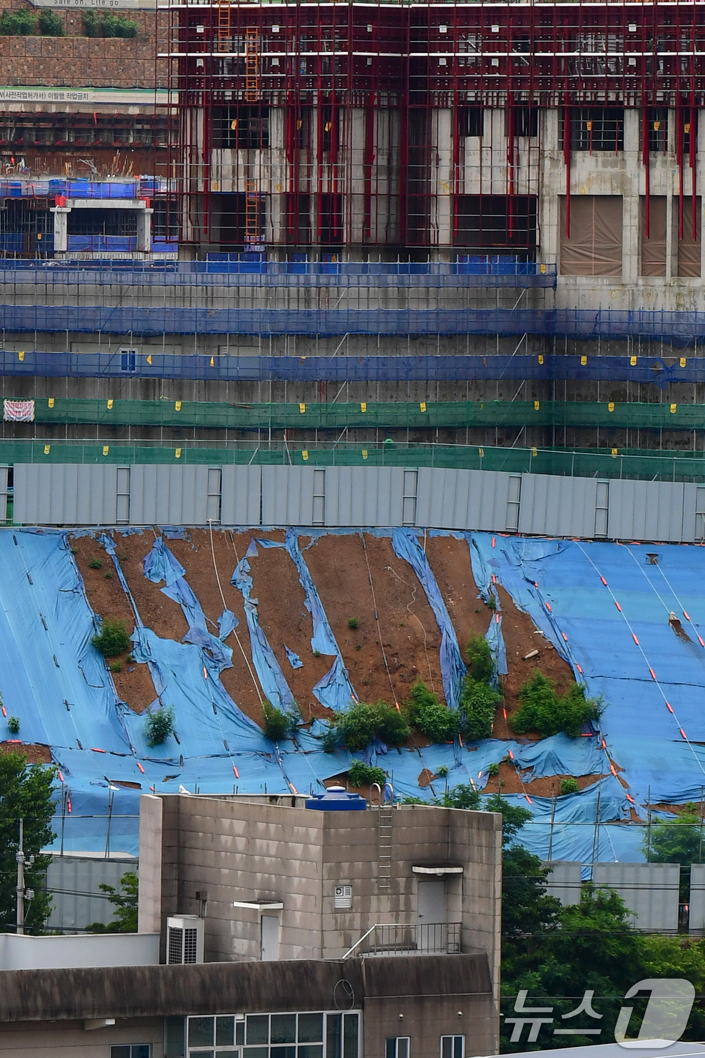 (포항=뉴스1) 최창호 기자 = 16일  경북 포항시 남구 대잠동에서 진행 중인 아파트 신축 공사현장에서 토사 누출 등을 막기 위해 설치해 놓은 방수포가 찢겨져 있다. 2025.6 …