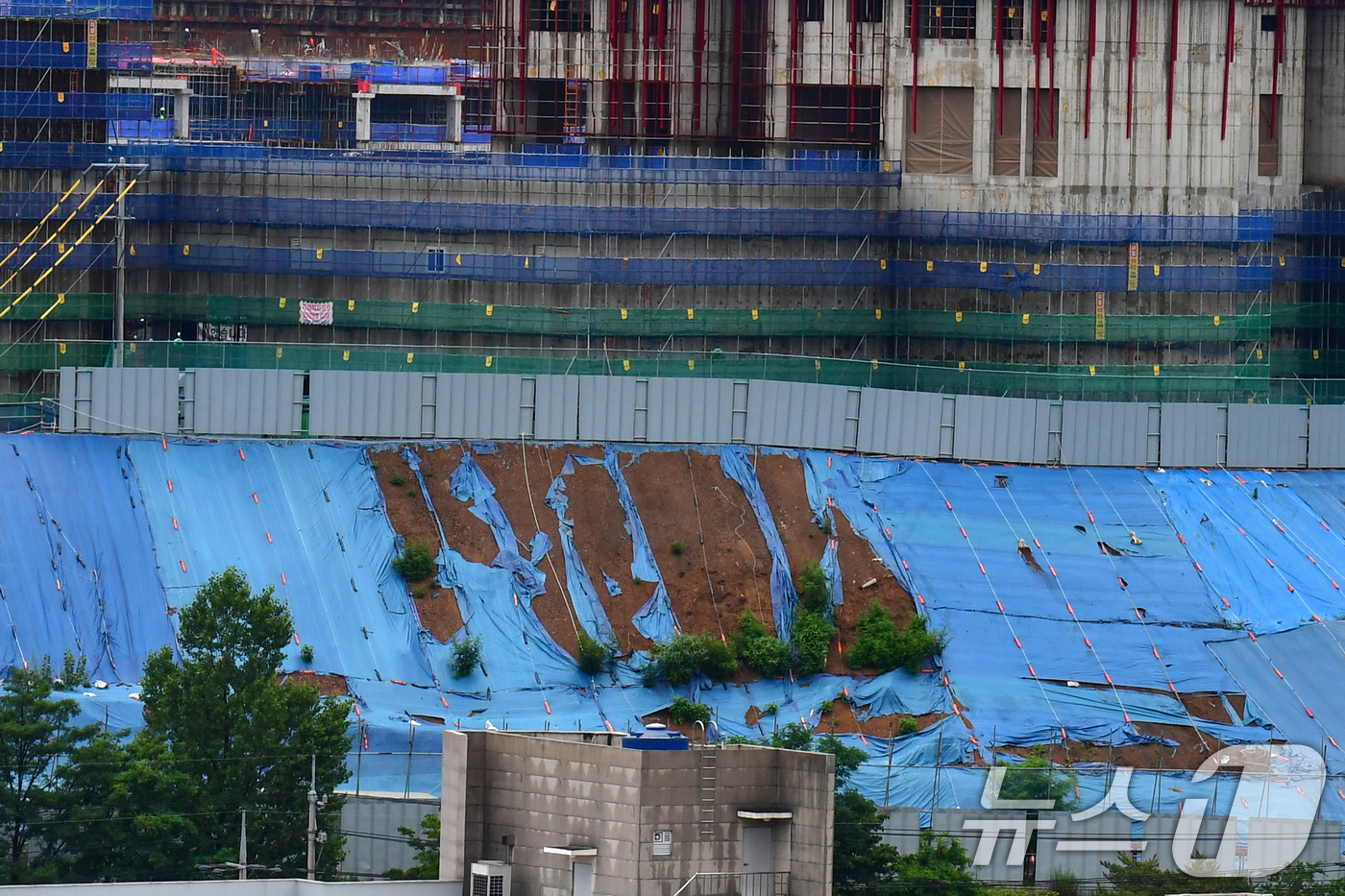(포항=뉴스1) 최창호 기자 = 16일  경북 포항시 남구 대잠동에서 진행 중인 아파트 신축 공사현장에서 토사 누출 등을 막기 위해 설치해 놓은 방수포가 찢겨져 있다.  2025. …