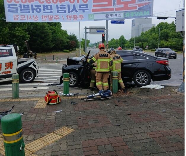 청주 오창읍 교차로서 SUV·승용차 충돌…2명 부상