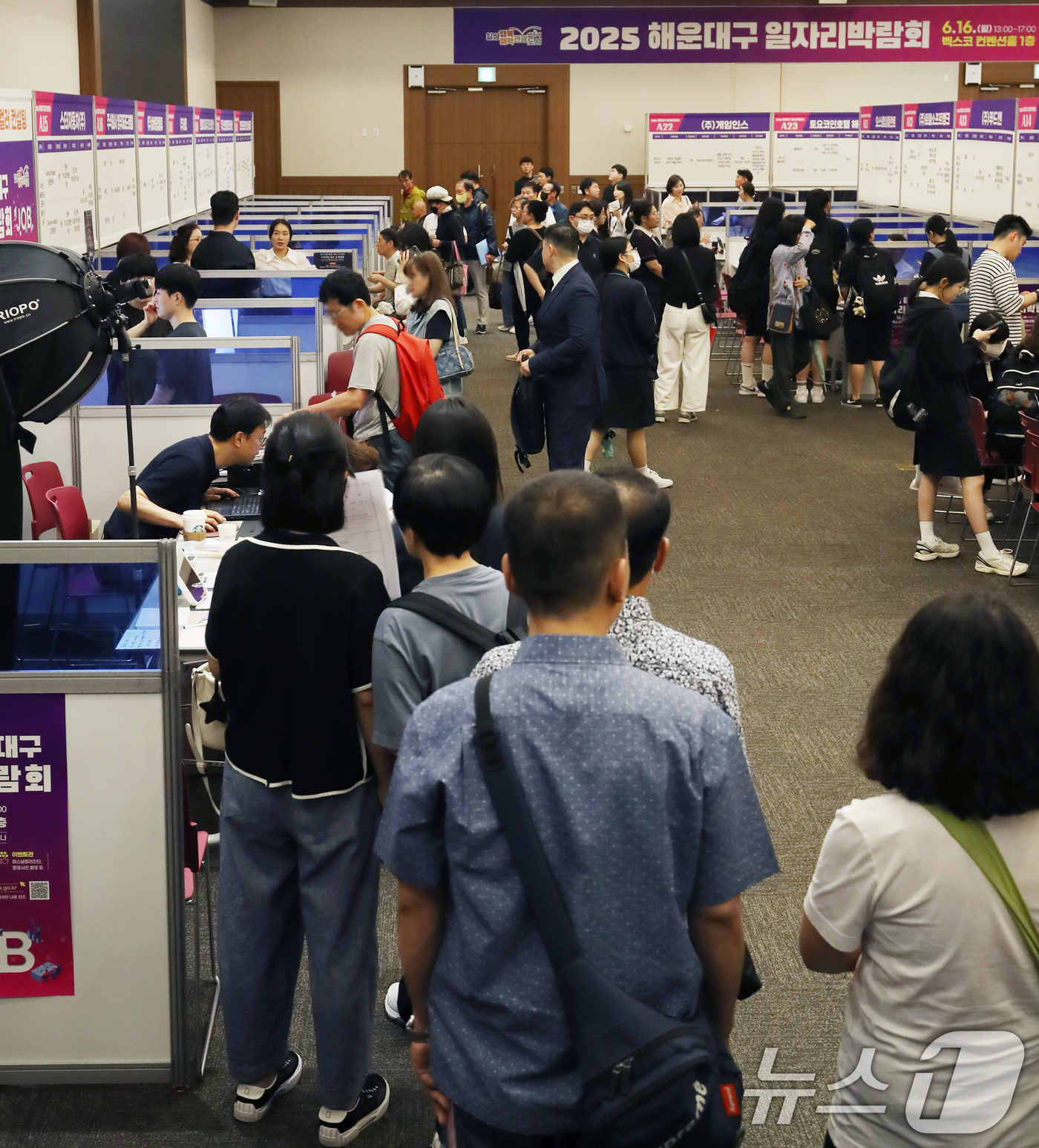 (부산=뉴스1) 윤일지 기자 = 16일 오후 부산 해운대구 벡스코 제1전시장 컨벤션홀에서 열린 '2025 해운대구 일자리박람회'에서 구직자들이 면접을 보기 위해 줄지어 서 있다.구 …