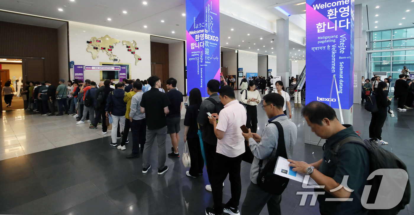 (부산=뉴스1) 윤일지 기자 = 16일 오후 부산 해운대구 벡스코 제1전시장 컨벤션홀에서 열린 '2025 해운대구 일자리박람회'에서 구직자들이 참가 신청서를 작성하고 있다.구직자와 …