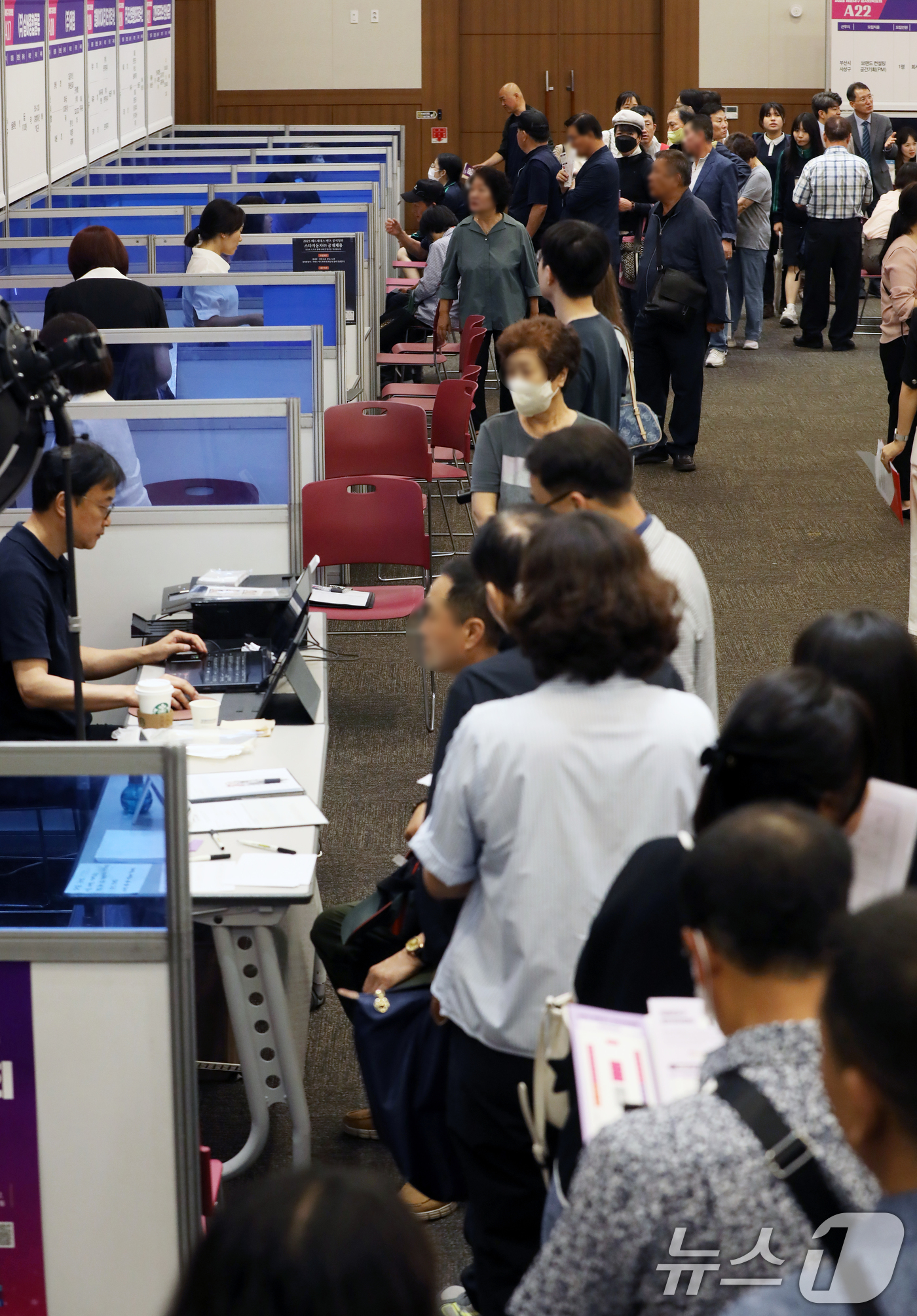 (부산=뉴스1) 윤일지 기자 = 16일 오후 부산 해운대구 벡스코 제1전시장 컨벤션홀에서 열린 '2025 해운대구 일자리박람회'에서 구직자들이 면접을 보기 위해 줄지어 서 있다.구 …