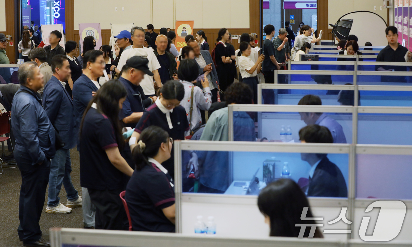 (부산=뉴스1) 윤일지 기자 = 16일 오후 부산 해운대구 벡스코 제1전시장 컨벤션홀에서 열린 '2025 해운대구 일자리박람회'에서 구직자들이 면접을 보기 위해 줄지어 서 있다.구 …