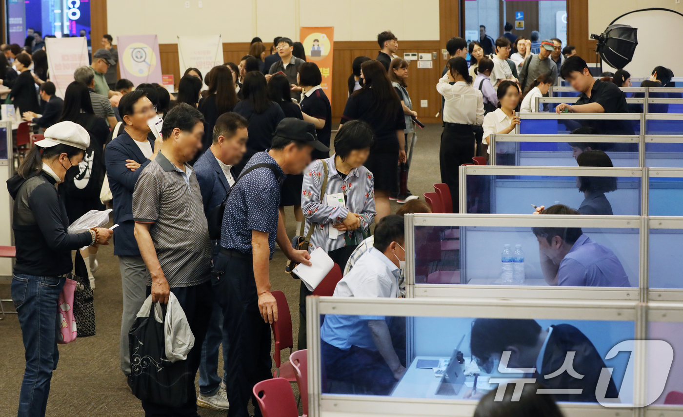 (부산=뉴스1) 윤일지 기자 = 16일 오후 부산 해운대구 벡스코 제1전시장 컨벤션홀에서 열린 '2025 해운대구 일자리박람회'에서 구직자들이 면접을 보기 위해 줄지어 서 있다.구 …