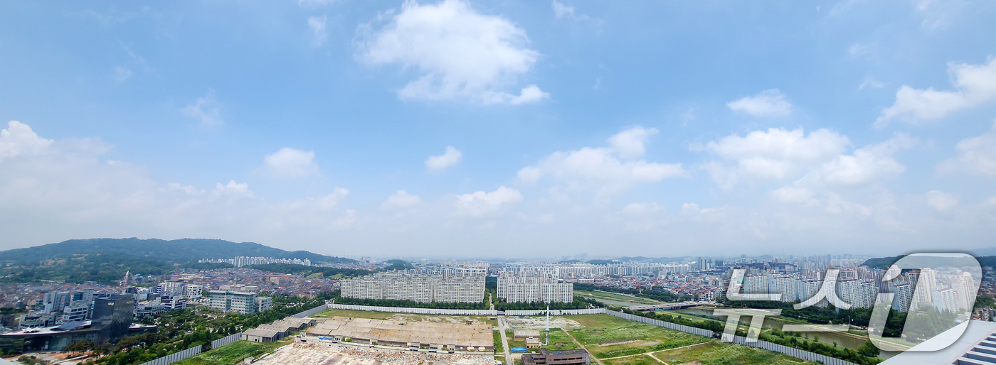 (전주=뉴스1) 유경석 기자 = 16일 전북 전주시 전북특별자치도청 옥상에서 바라본 도심 위로 구름이 걷히며 맑은 하늘이 드러나고 있다. 2025.6.16/뉴스1