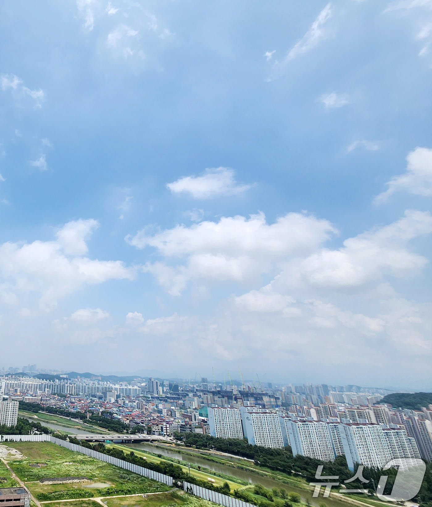 (전주=뉴스1) 유경석 기자 = 16일 전북 전주시 전북특별자치도청 옥상에서 바라본 도심 위로 구름이 걷히며 맑은 하늘이 드러나고 있다. 2025.6.16/뉴스1