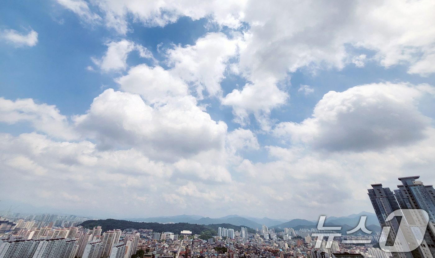 (전주=뉴스1) 유경석 기자 = 16일 전북 전주시 전북특별자치도청 옥상에서 바라본 도심 위로 구름이 걷히며 맑은 하늘이 드러나고 있다. 2025.6.16/뉴스1