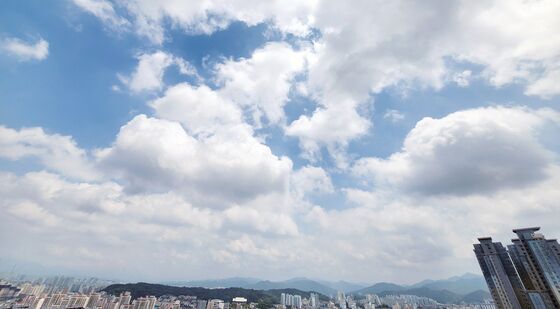 구름 걷히며 서서히 드러나는 맑은 하늘