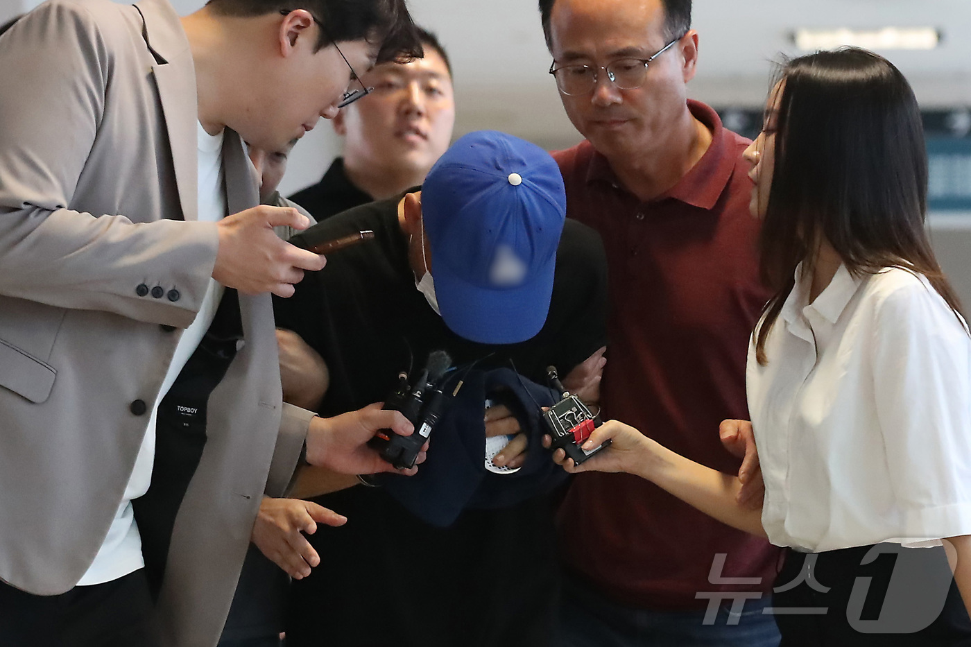 (대구=뉴스1) 공정식 기자 = 대구 달서구의 한 아파트에 침입해 스토킹하던 50대 여성을 흉기로 살해하고 도주한 혐의를 받는 피의자 A씨가 16일 오후 구속 전 피의자 심문(영장 …