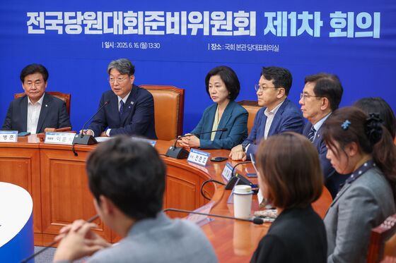민주, 새 당대표·최고위원 8월2일 선출…3파전 이상 땐 예비경선(종합)