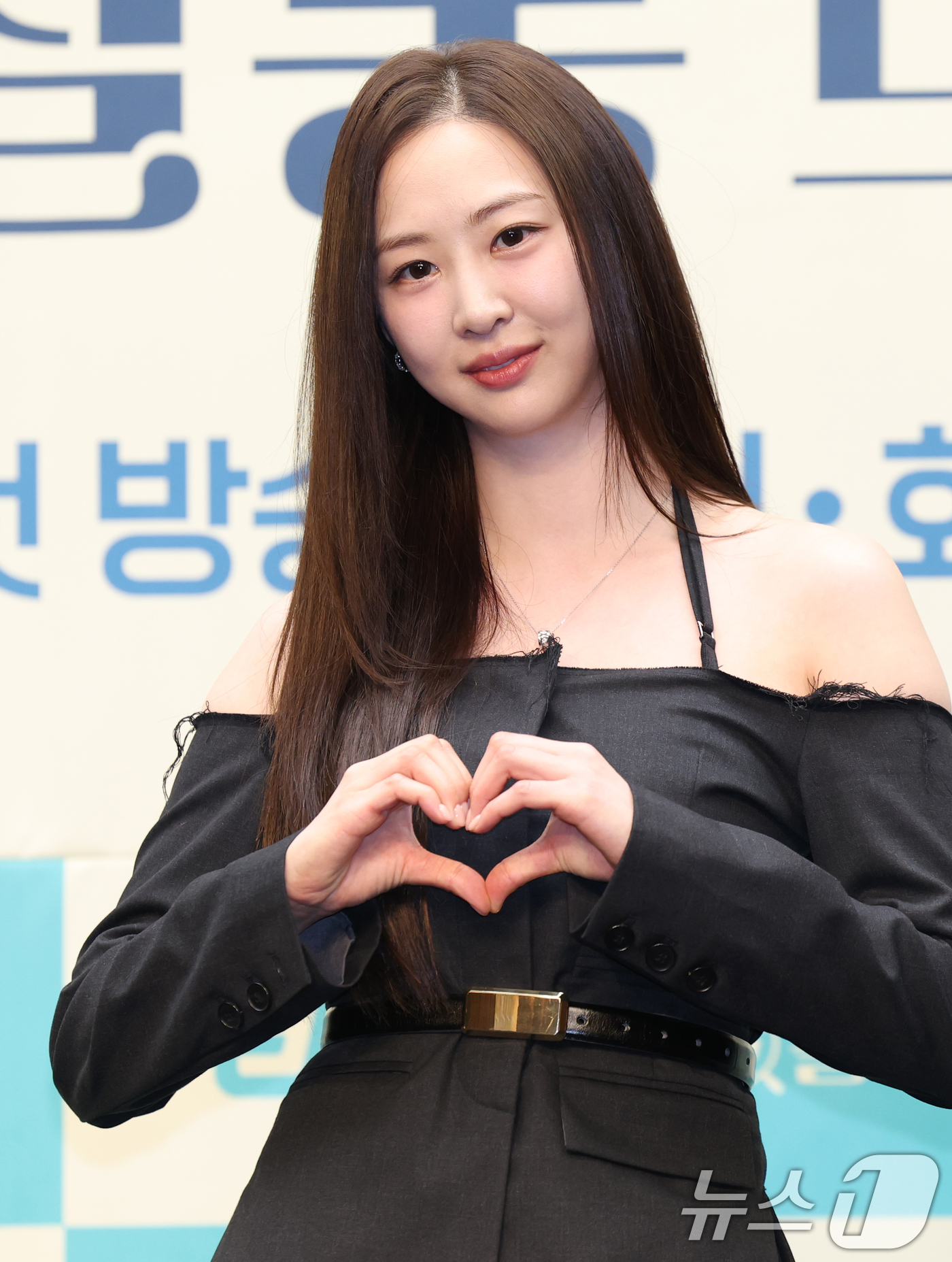 (서울=뉴스1) 권현진 기자 = 배우 김다솜이 16일 오전 서울 마포구 상암동 스탠포드호텔에서 열린 ENA 월화드라마 '살롱 드 홈즈' 제작발표회에 참석해 포즈를 취하고 있다.‘살 …