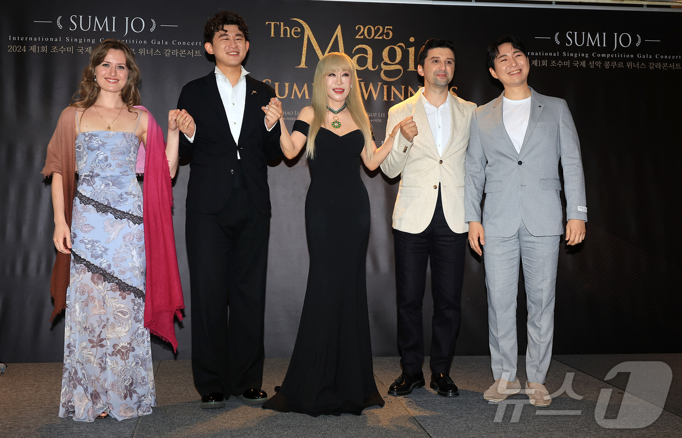 (서울=뉴스1) 김진환 기자 = 프랑스 문화예술공로훈장 최고 등급 '코망되르'를 수훈한 세계적인 소프라노 조수미가 16일 오후 서울 중구 더플라자호텔 메이플홀에서 열린 '더 매직, …